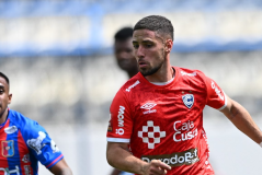 西甲比赛惊现升班马逆袭，巴萨门将失误致1比1平局